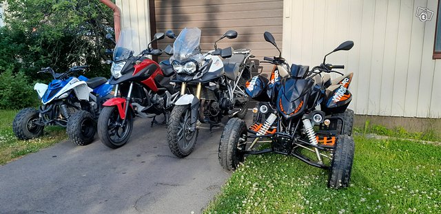 Triumph ja Honda ja Access ja Yamaha, kuva 1