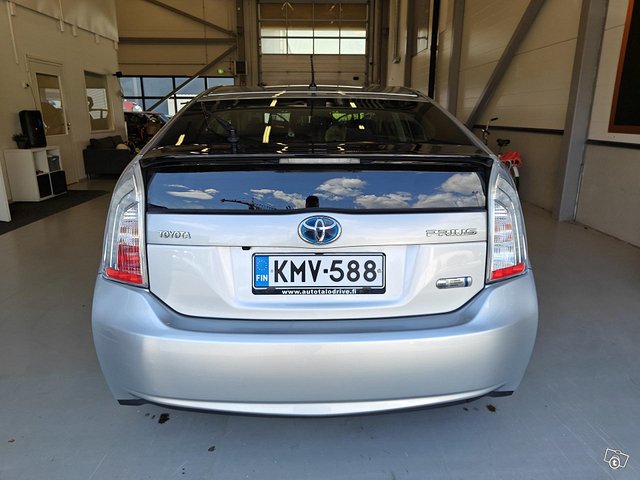 Toyota Prius Phev 13