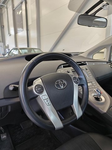 Toyota Prius Phev 18