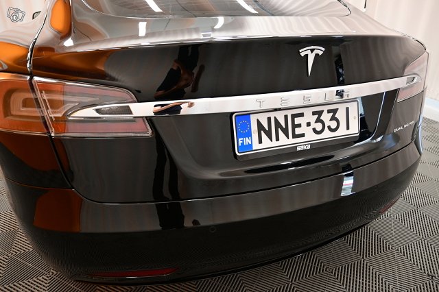Tesla Model S 10