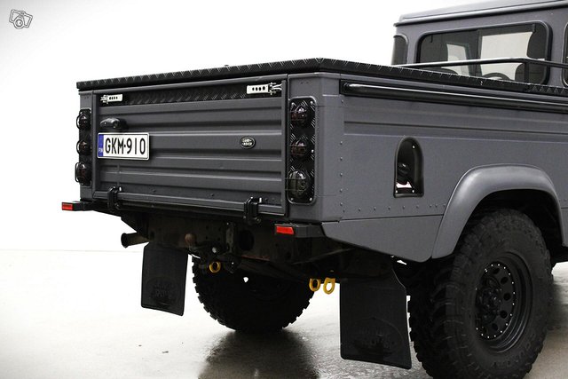 Land Rover Defender 3