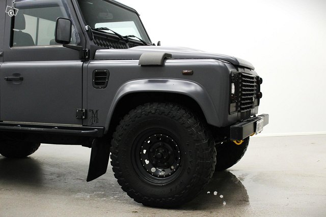 Land Rover Defender 4