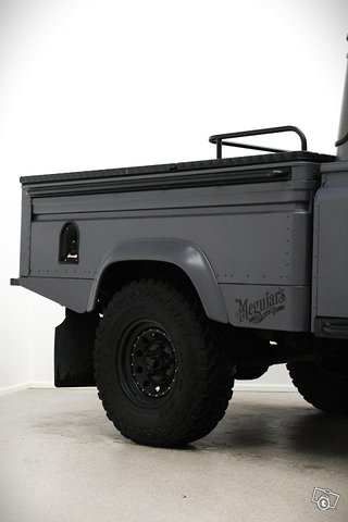 Land Rover Defender 5