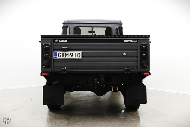 Land Rover Defender 6