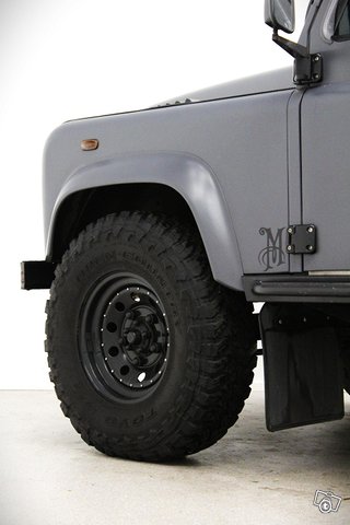 Land Rover Defender 7