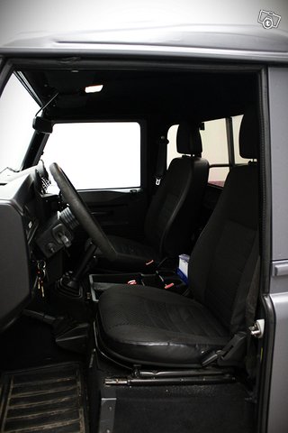 Land Rover Defender 9