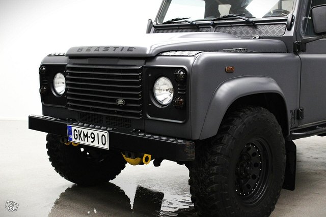 Land Rover Defender 13