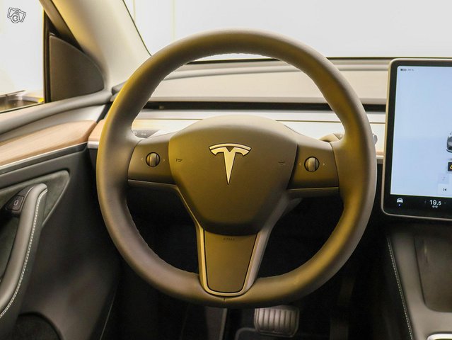 Tesla Model Y 4