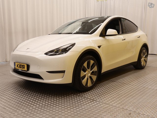 Tesla Model Y 24