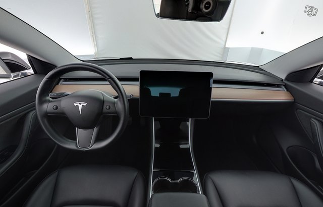 TESLA MODEL 3 8