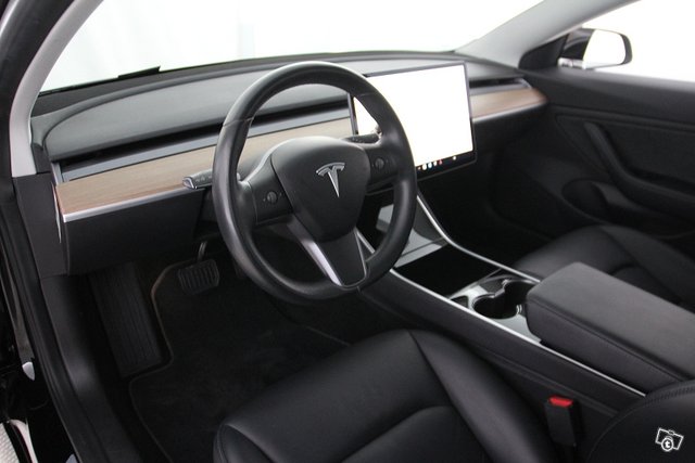 TESLA MODEL 3 10