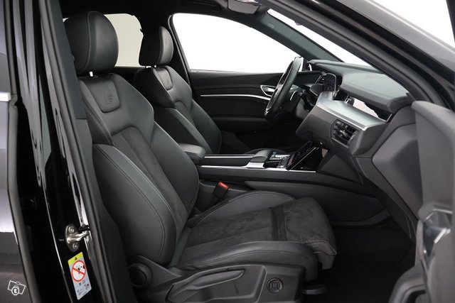 Audi E-tron 16