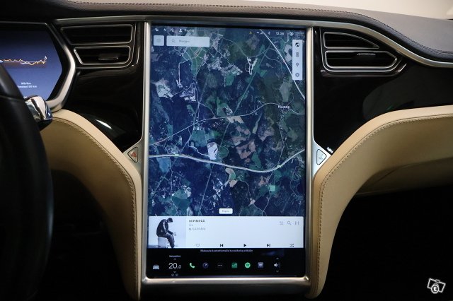 Tesla Model S 19