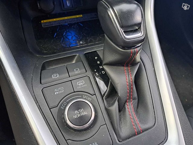 Toyota RAV4 Plug-in 12