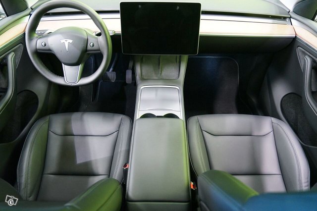 Tesla Model Y 8