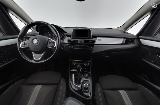 BMW 218 11