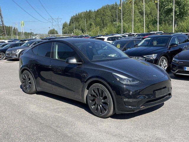 Tesla Model Y 13