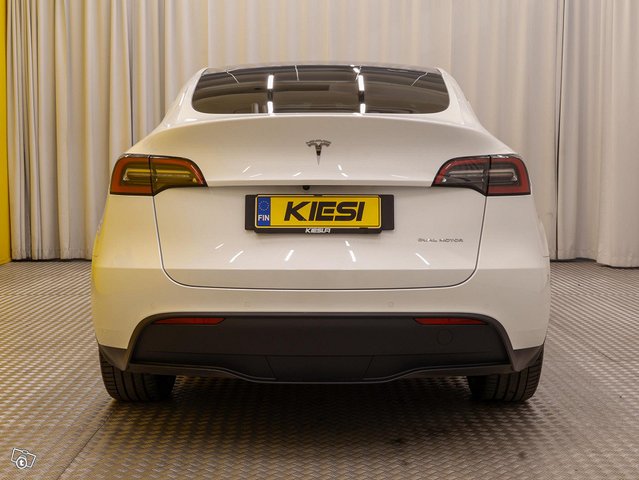 Tesla Model Y 21