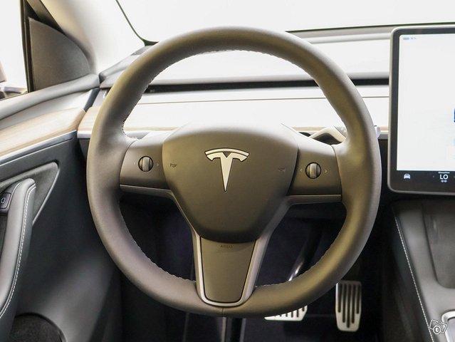 Tesla Model Y 4