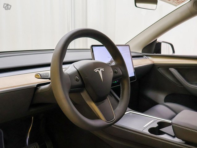 Tesla Model Y 3