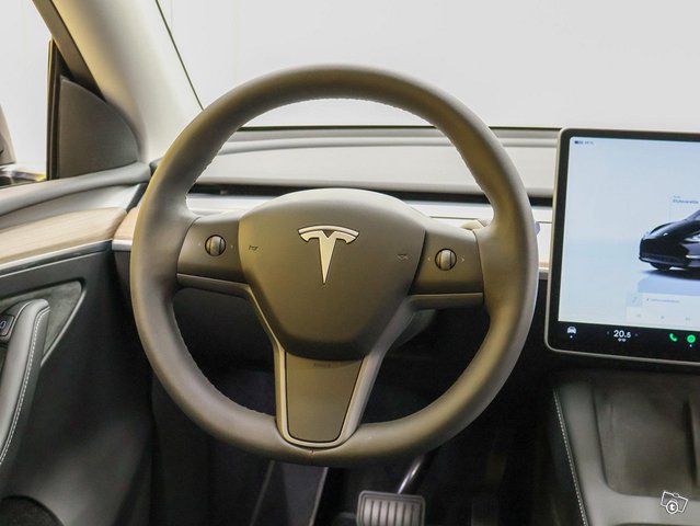 Tesla Model Y 4