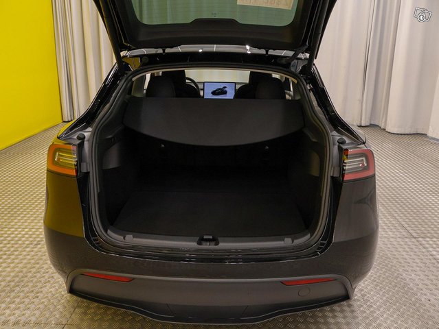 Tesla Model Y 19