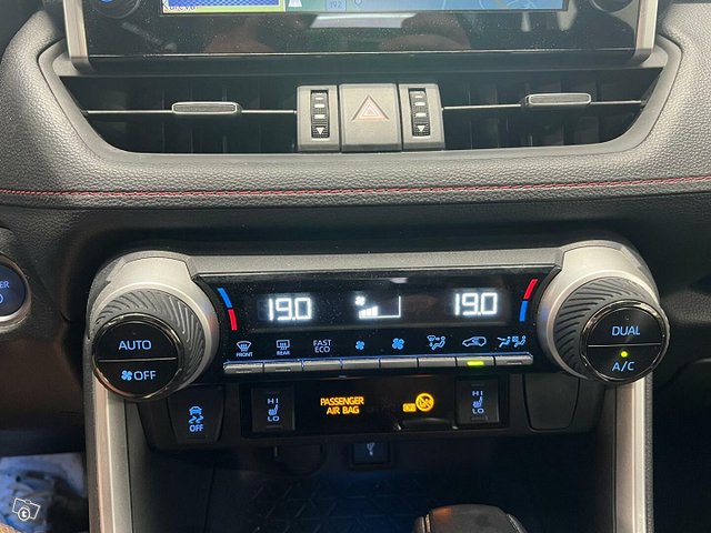 Toyota RAV4 Plug-In 3