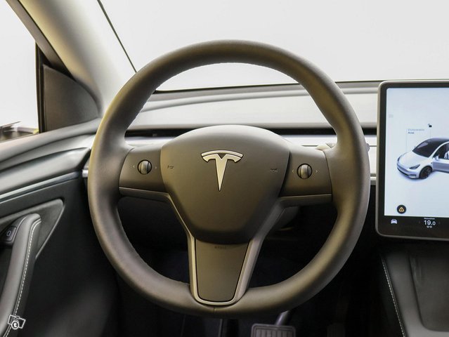 Tesla Model Y 4