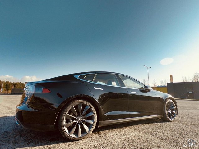 Tesla Model S 8