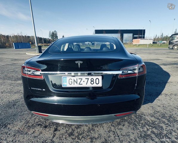 Tesla Model S 9