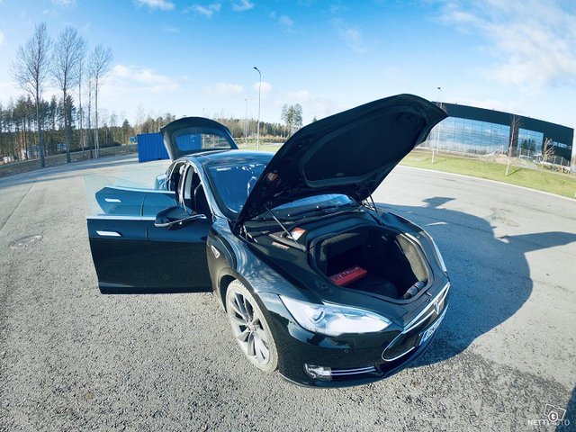 Tesla Model S 10