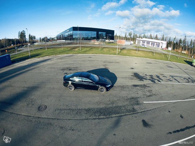 Tesla Model S 11