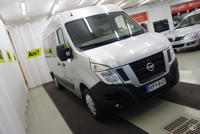 Nissan NV400 21