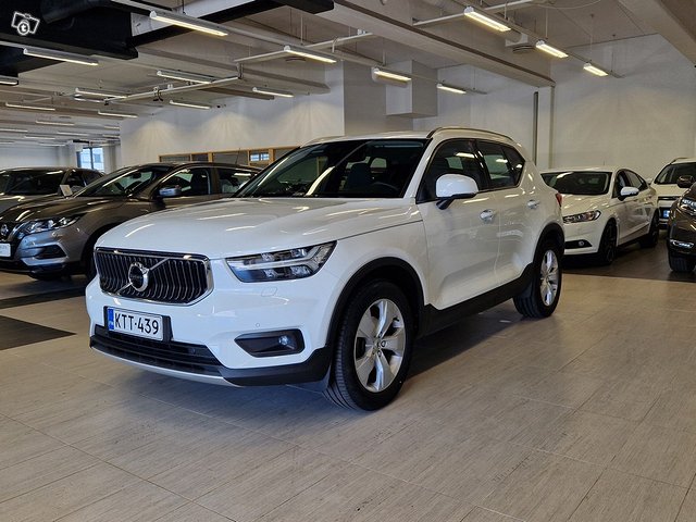 VOLVO XC40