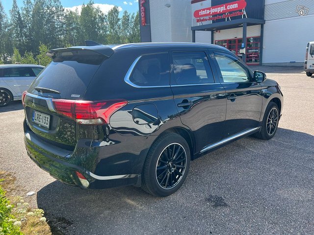 Mitsubishi Outlander PHEV 2