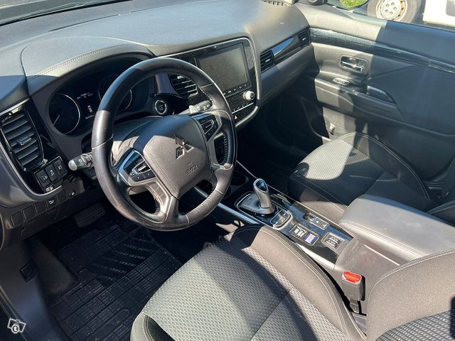 Mitsubishi Outlander PHEV 3