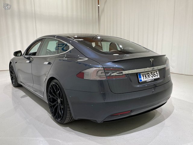 Tesla Model S 6