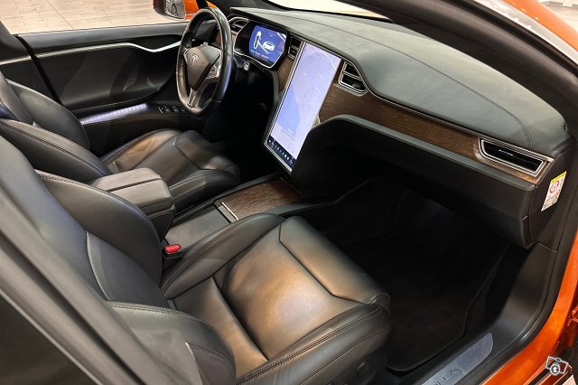 Tesla Model S 11