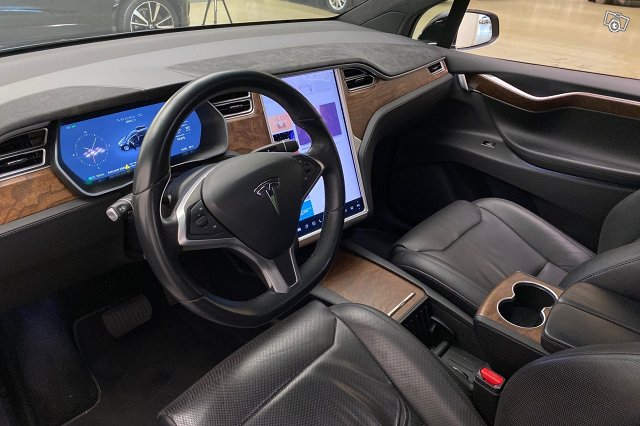 Tesla MODEL X 8