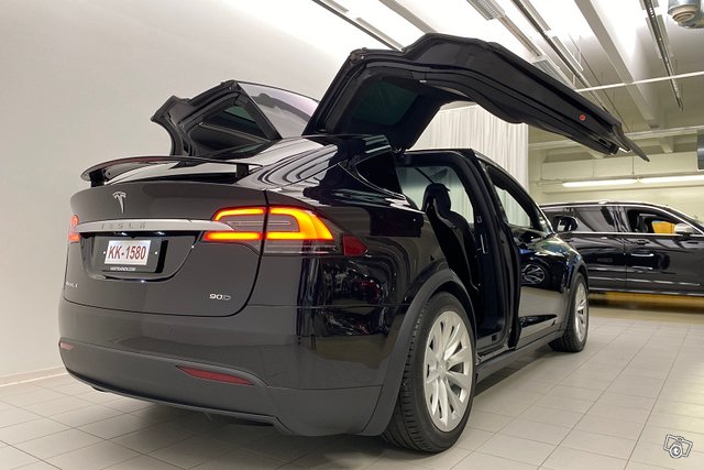 Tesla MODEL X 22