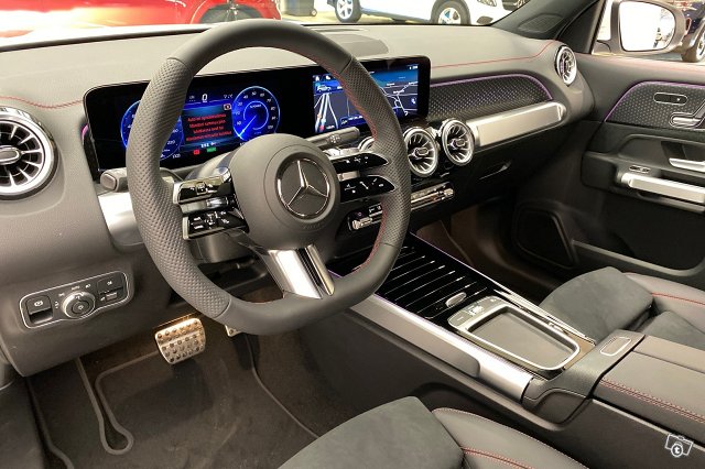 Mercedes-Benz EQB 8