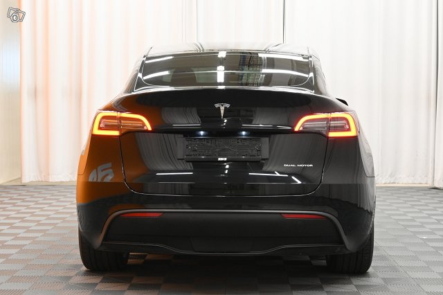 Tesla Model Y 5