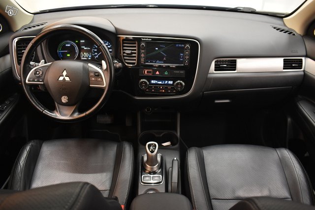 Mitsubishi Outlander PHEV 16