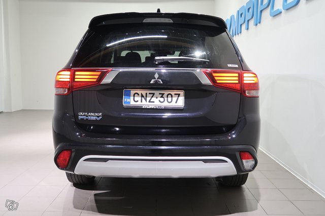 Mitsubishi Outlander PHEV 5