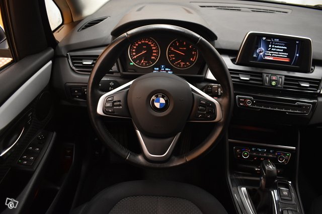 BMW 218 17