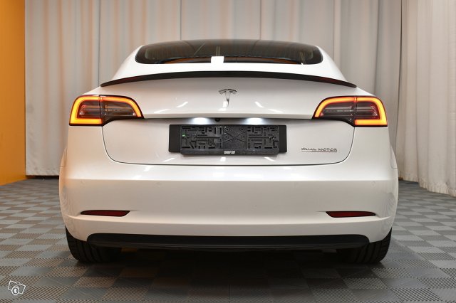 Tesla Model 3 6