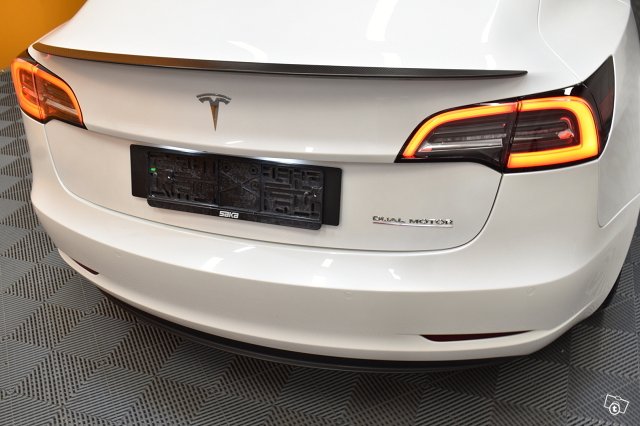 Tesla Model 3 8