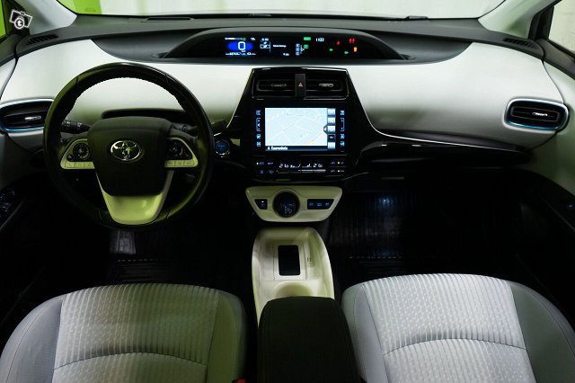 Toyota Prius PHEV 8
