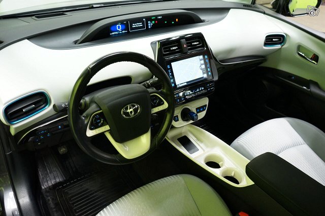 Toyota Prius PHEV 14