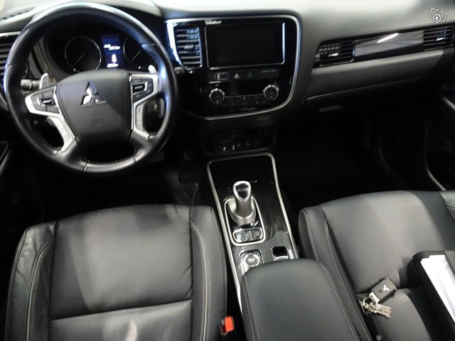 Mitsubishi Outlander PHEV 11